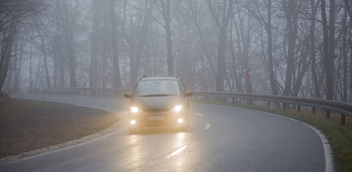 Cuando hay niebla la forma de conducir debe cambiar drásticamente volviéndose más precavida y respetuosa.