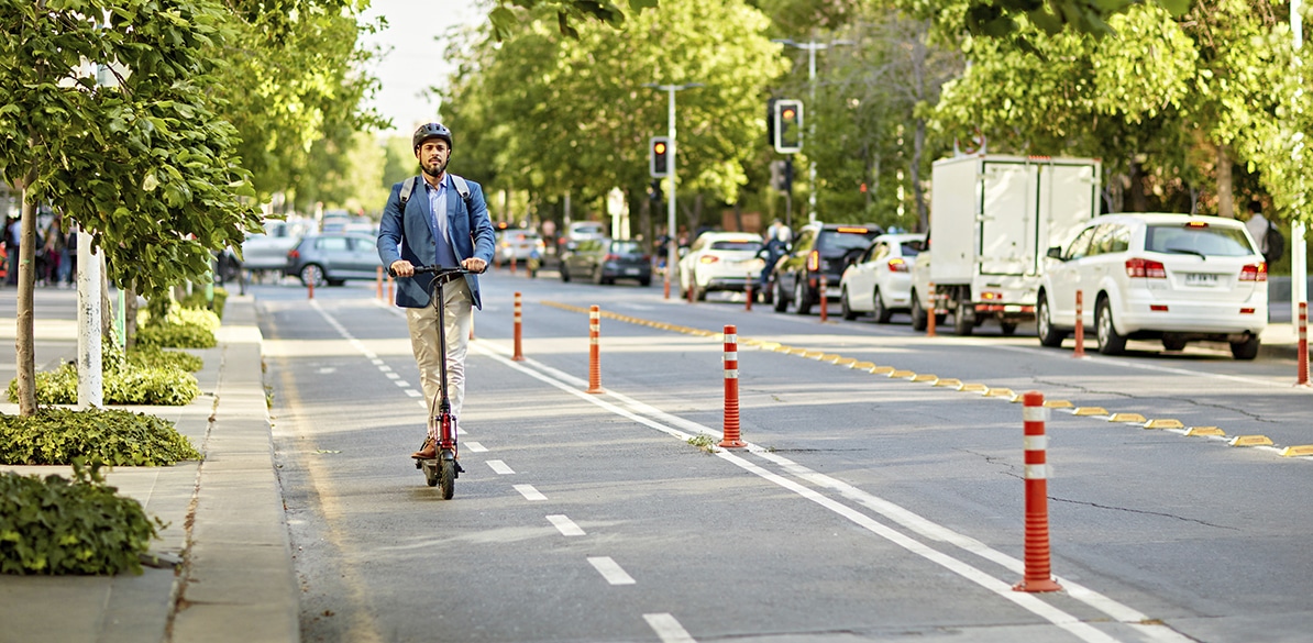 Descubre las prohibiciones de patinetes eléctricos en el transporte público y centros de trabajo. Asegura tu movilidad evitando riesgos y cumpliendo normativas.