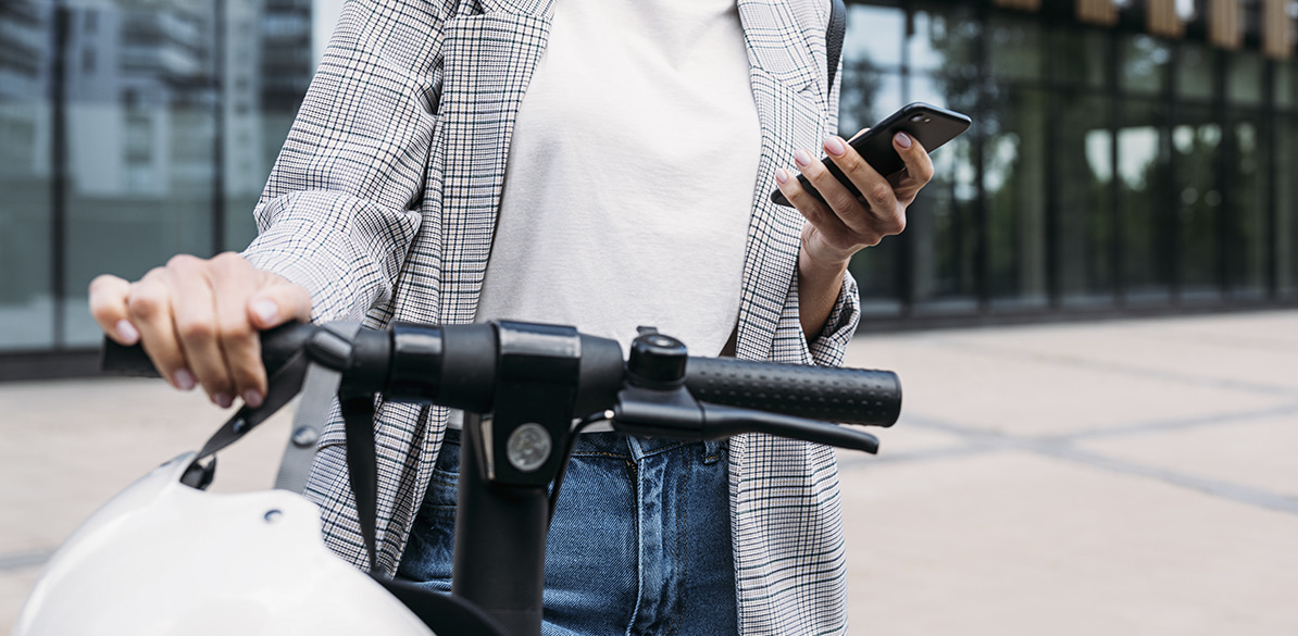 ¿Qué medidas pueden contribuir a mejorar la seguridad vial de los usuarios de patinetes eléctricos?