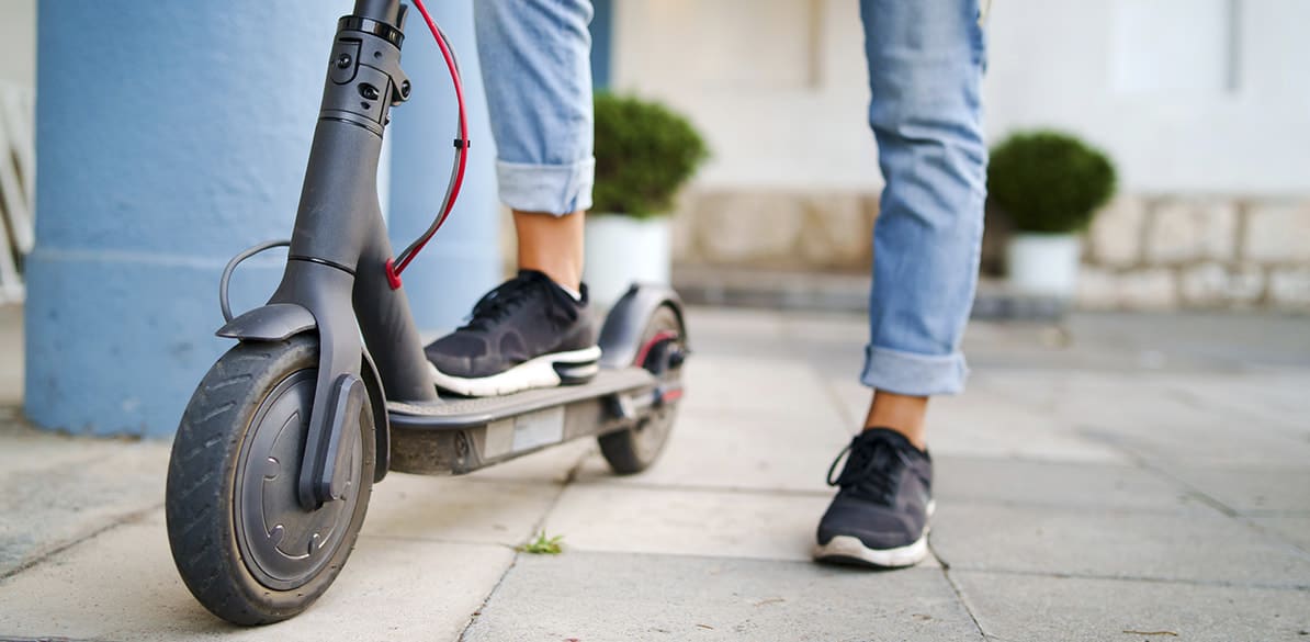 En 2020 hubo más de 100 siniestros de circulación con patinetes Chocar a 25 km/h con un patinete eléctrico produce lesiones graves a conductores y peatones