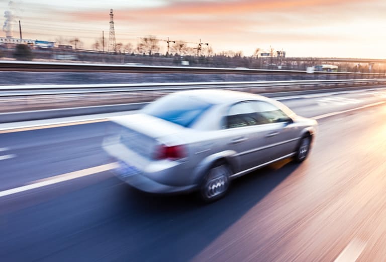 ¿Hay relación entre accidentes y velocidad?