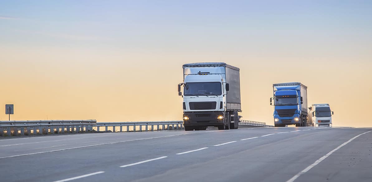 La velocidad máxima de camiones en autopistas y autovías es de 90 km/h, por lo que no es raro si vas conduciendo adelantar a varios camiones.