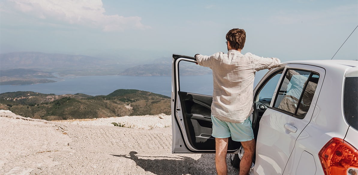 Si nunca antes has alquilado un coche en vacaciones, te damos 10 recomendaciones para hacerlo sin riesgos y con seguridad.