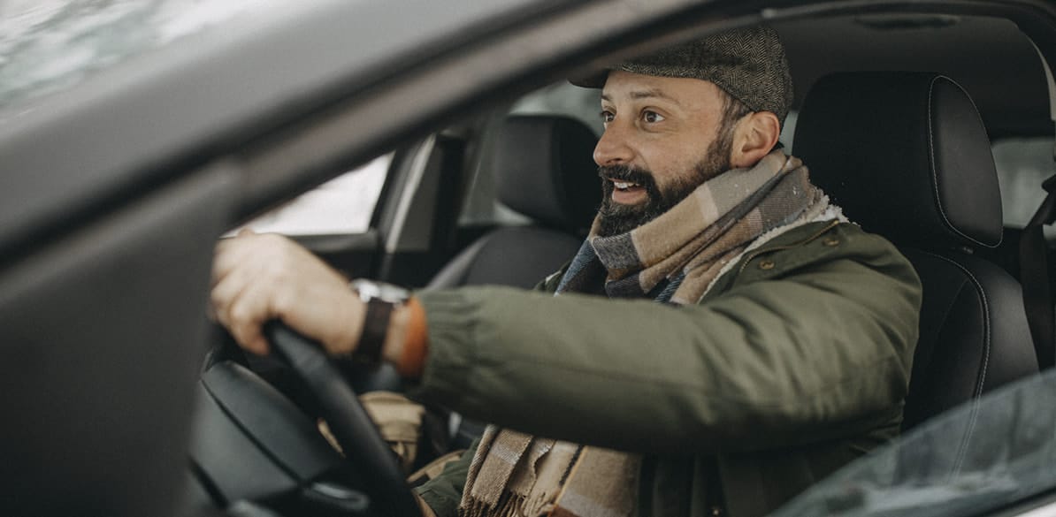 Afecta la ropa de invierno a la seguridad en la conducción Un comportamiento habitual es ver a conductores con el abrigo puesto o con una bufanda alrededor del cuello ¿afecta esto a la seguridad en la conducción?