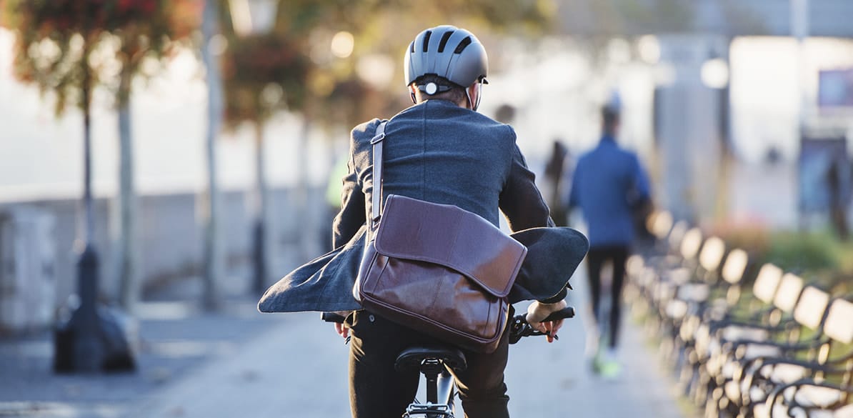 Aumenta el uso de la bicicleta, no olvides estos consejos en tu día a día Cada vez son más las personas que deciden sumarse a la movilidad sostenible haciendo un mayor uso de medios de transporte alternativos como la bicicleta.