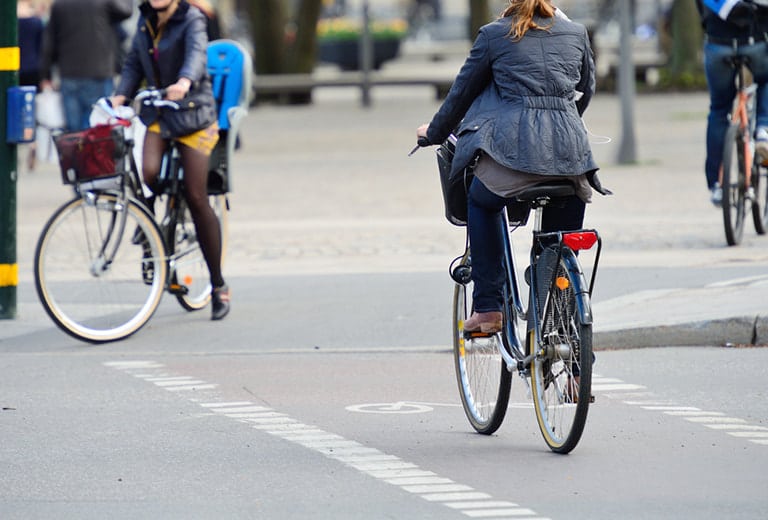 Qué debes hacer y qué no cuando vas en bicicleta por ciudad?