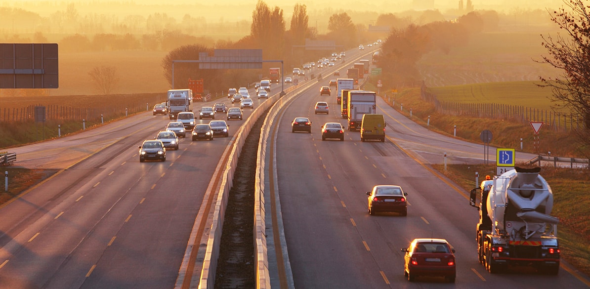 ¿Debo ir siempre por el carril derecho? ¿Cuándo está permitido utilizar el izquierdo? ¿Cómo debo circular por los reversibles? 