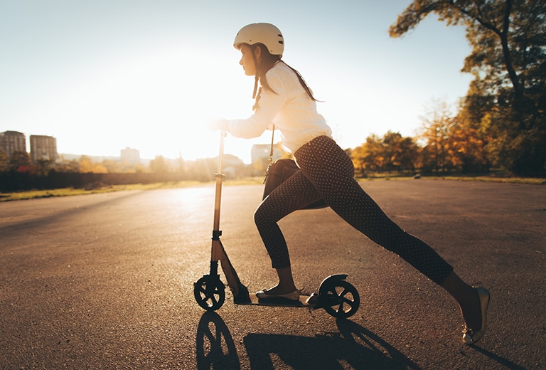 El casco, un elemento fundamental con la última tecnología para ciclistas y usuarios de patinetes eléctricos