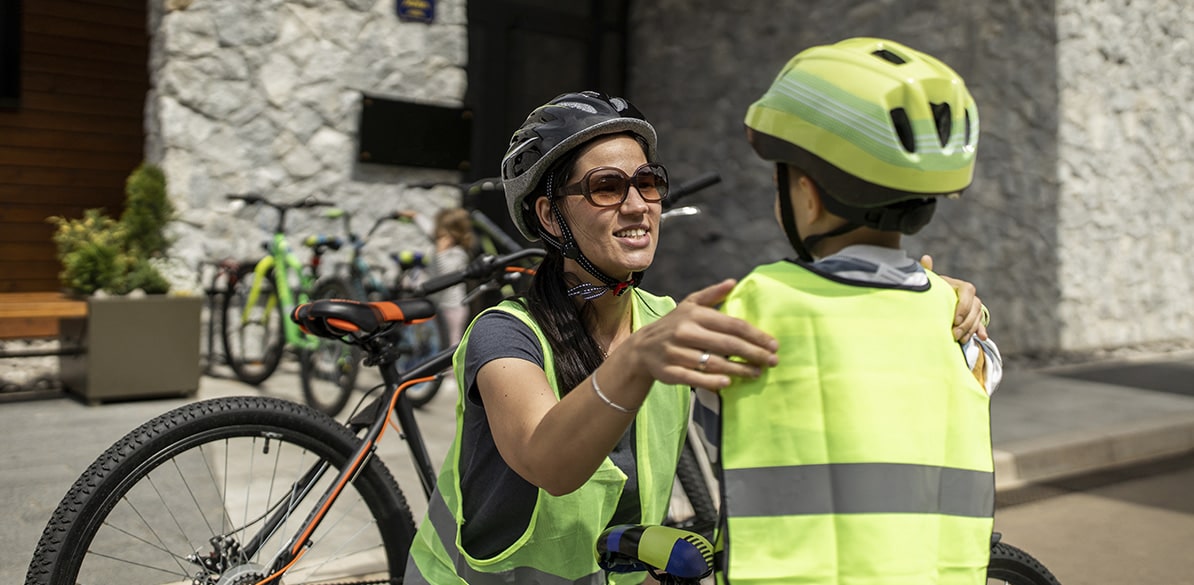 Cambio de hora: consejos para incrementar tu visibilidad cuando te mueves en bicicleta o patinete eléctrico Cuando un ciclista lleva chaleco reflectante, la atención del conductor del coche aumenta