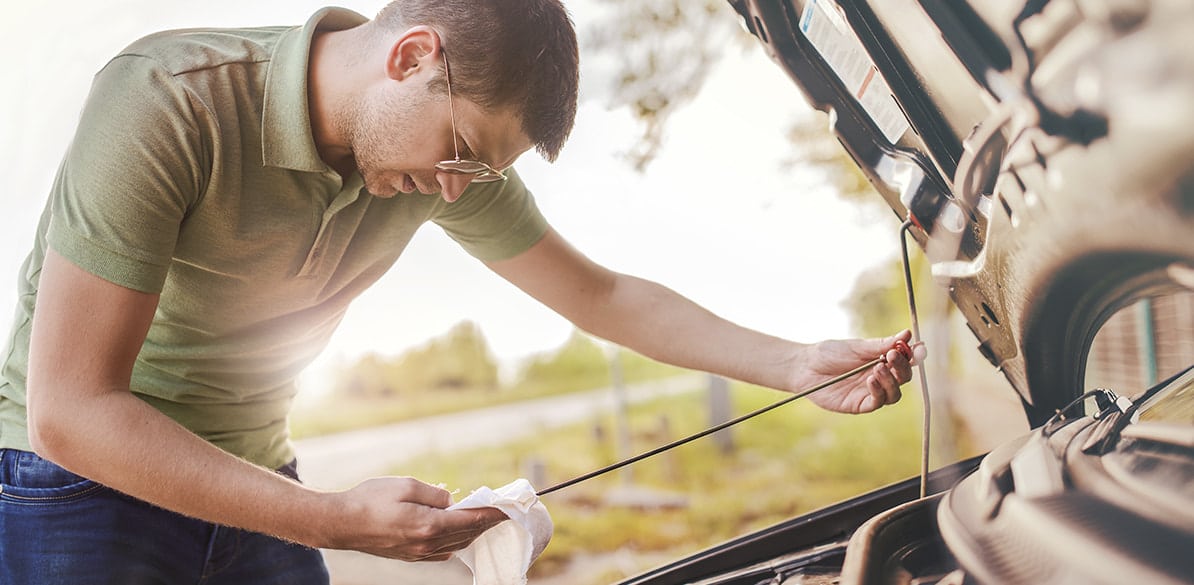 ¿Por qué es importante comprobar y cambiar el aceite del coche? Revisar el nivel de aceite del coche con periodicidad, cómo hacerlo y cuándo cambiarlo.