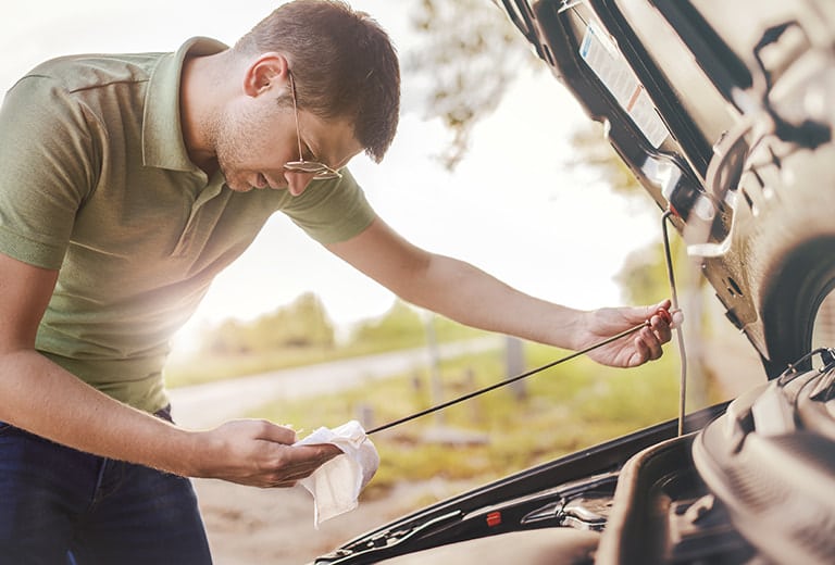 ¿Por qué es importante comprobar y cambiar el aceite del coche?