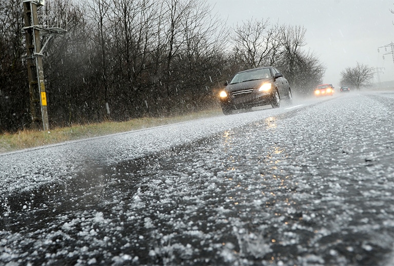¿Cómo conducir si hay hielo en la carretera?