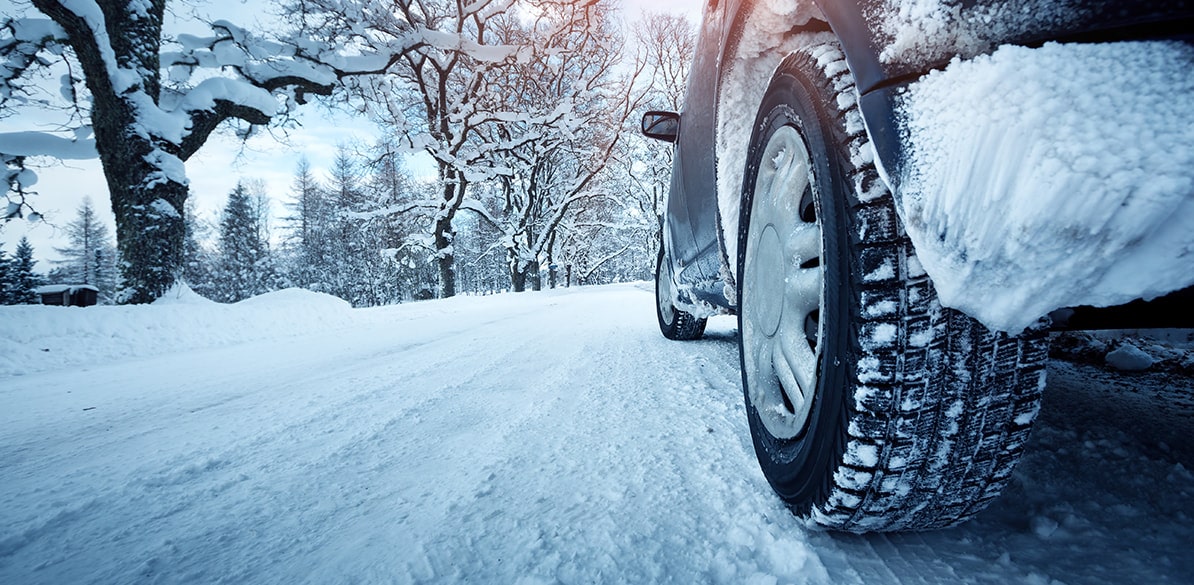 Mientras que la nieve cae nos resta visibilidad y, además, nuestro coche deja de tener el mismo agarre.