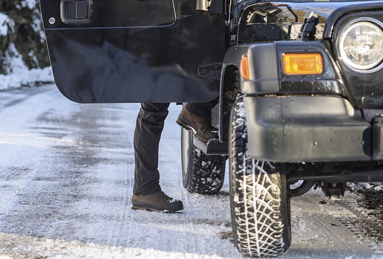 ¿Cómo se debe conducir un todoterreno cuando hay nieve o hielo?