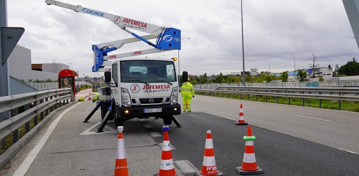 Conos conectados y geolocalizados en obras para garantizar la seguridad Con el objetivo de minimizar los riesgos e informar por de la presencia de trabajadores al resto de usuarios de las vías, surgen los conos conectados.