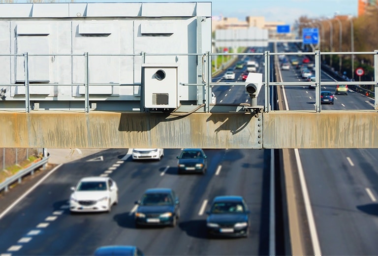 Así es cómo la Dirección General de Tráfico vigila las infracciones desde el cielo y desde la carretera