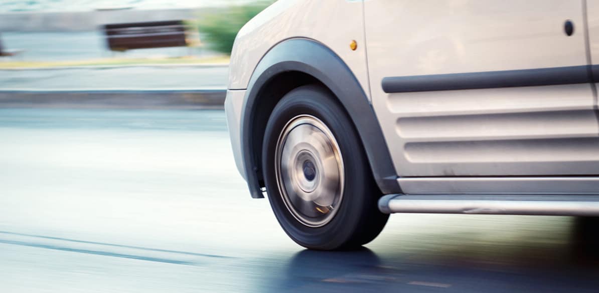 Seis diferencias entre conducir una furgoneta y un turismo Coche y furgoneta, vehículos parecidos pero a la vez diferentes.