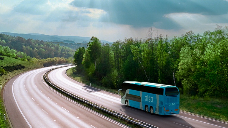 Imagen de un autobús ALSA doble piso en carretera