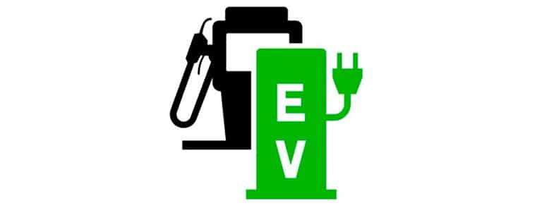 Surtidor de carburante y estación de recarga eléctrica. Indica la situación de un surtidor o estación de servicio de carburantes con disponibilidad de estación de recarga eléctrica.