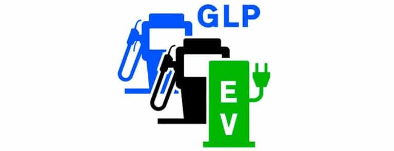 Indica la situación de un surtidor o estación de servicio de carburantes con disponibilidad de gas licuado de petróleo y estación de recarga eléctrica.