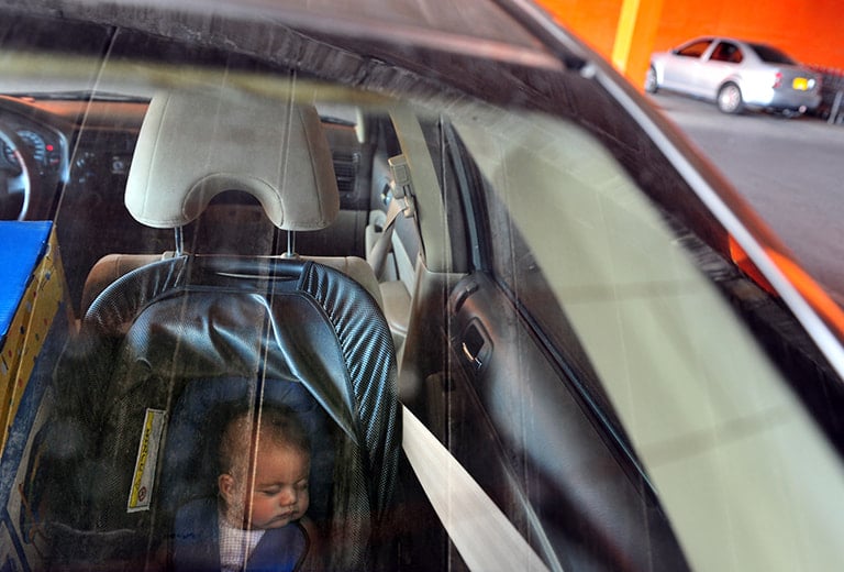 Precaución con los golpes de calor de los menores en el coche