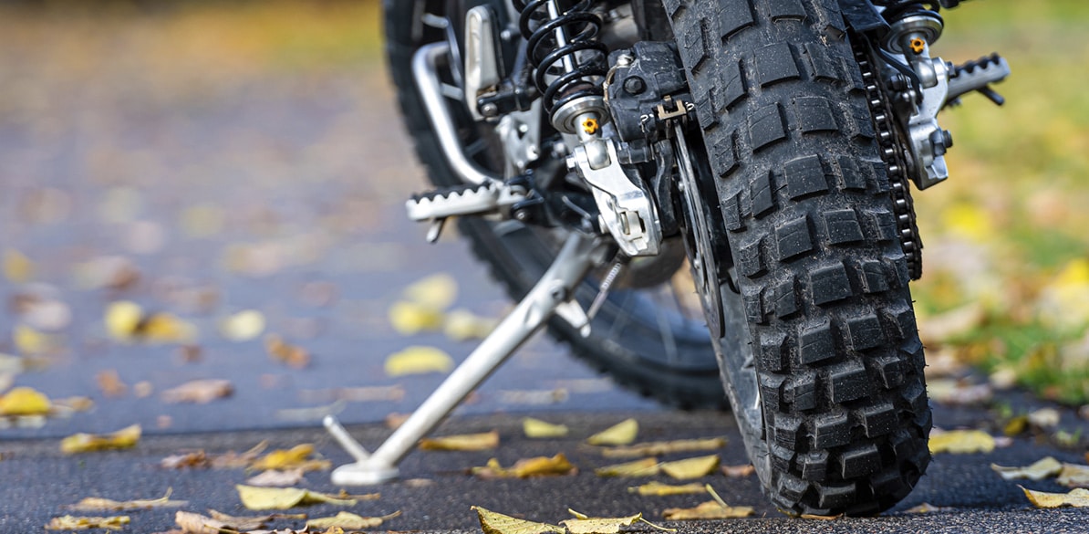 La caída de las hojas de los árboles puede resultar especialmente peligrosa cuando se va sobre sobre una moto.