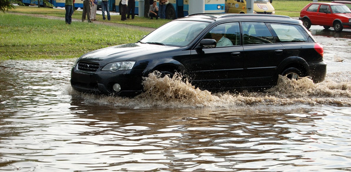 Las lluvias pueden hacer que las carreteras se vean atravesadas por auténticas riadas por donde es mejor no pasar, especialmente si vamos con el coche.