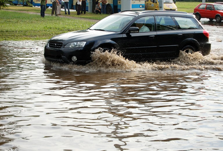 ¿Cómo debemos actuar ante una inundación si estamos dentro del vehículo?
