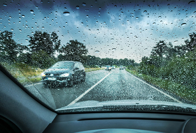 ¿Lluvias intensas e inundaciones en la carretera? Sigue estos consejos para garantizar tu seguridad