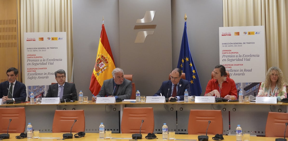 Todos cabemos en la Carta Europea de Seguridad Vial Porque todos somos usuarios de la vía, ya sea como conductores, pasajeros o peatones, podemos contribuir a mejorar la seguridad vial.