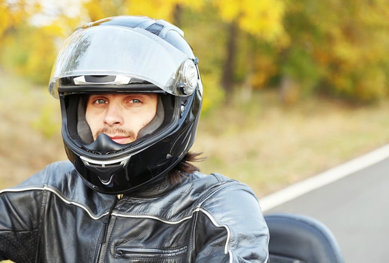 ¿En qué consiste la clasificación de motos y ciclomotores en función de su potencial contaminante?