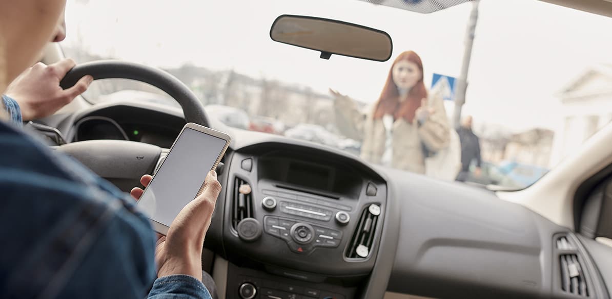 Con la última reforma de la Ley de Tráfico y Seguridad Vial no solo se sanciona el uso del móvil al volante, sino que también el hecho de sujetarlo con la mano. 