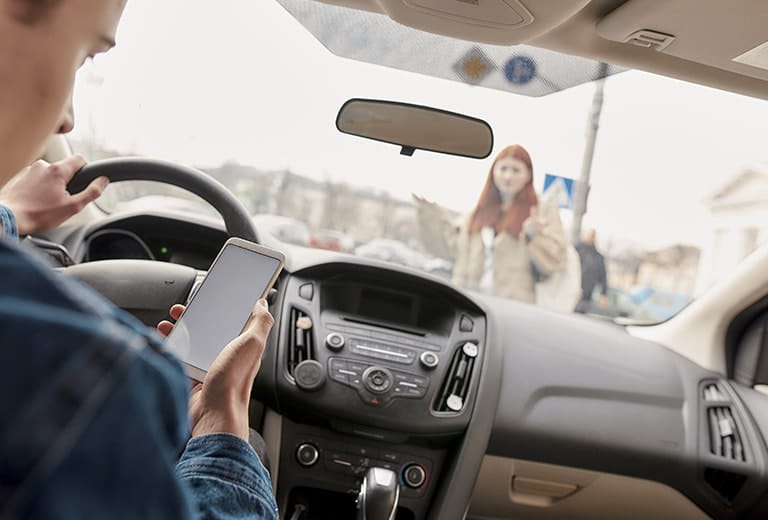 Ni en la mano ni en modo “manos libres”, estos son los motivos por los que no debes usar el móvil mientras conduces