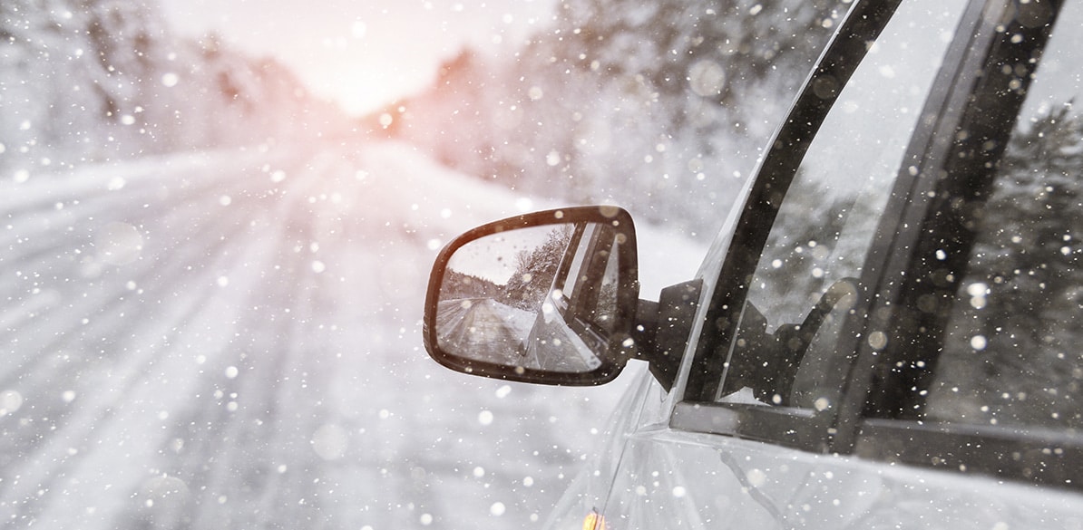 Cuando la nieve se acumula sobre la calzada nuestra conducción debe cambiar por completo. Debemos ser más precavidos y meticulosos