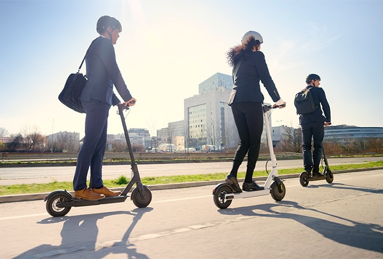 Estas son las normas básicas de seguridad para desplazarse con un patinete eléctrico al trabajo