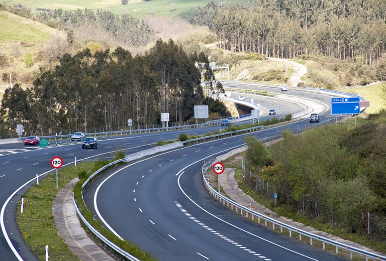 Lo que nunca debes hacer cuando conduces por una autopista