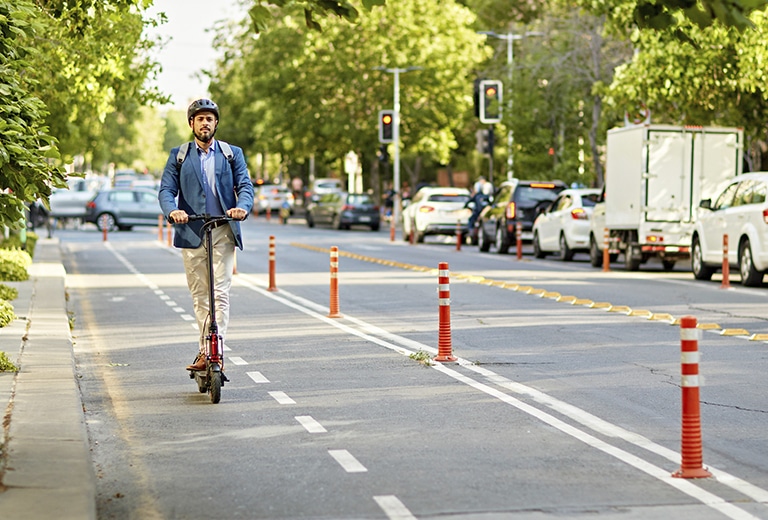 Todo lo que debes saber sobre la prohibición de los patinetes eléctricos en el transporte público y en los centros de trabajo