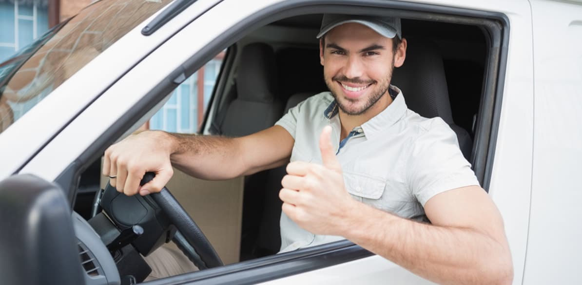Muchos conductores se atreven a circular sólo con una mano mientras que se deja la otra para otras labores que no son conducir