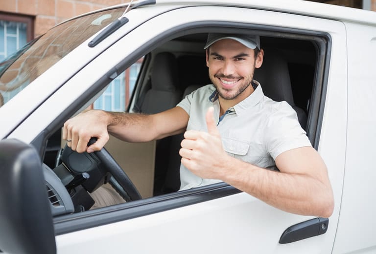 Conoce los peligros de conducir con una sola mano