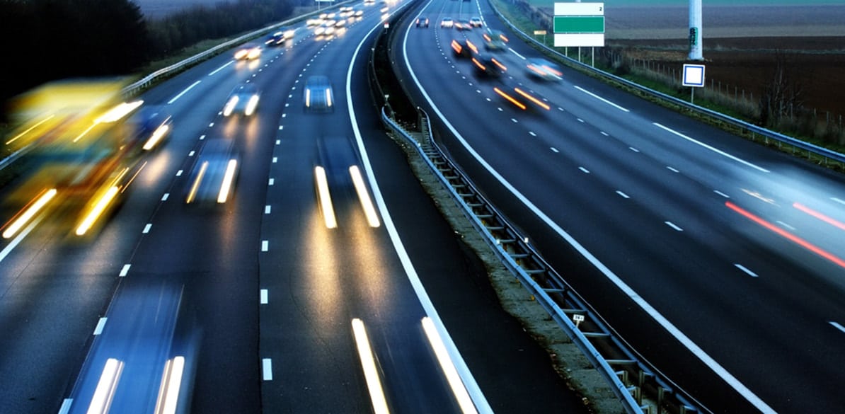 ¿Pones las luces de cruce cuando debes? Tanto durante el día como durante la noche debemos llevar la luz de cruce siempre que nos encontremos con la señal R413 (alumbrado de corto alcance).