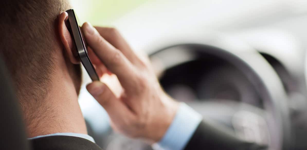 Consulta aquí las principales razones por las que está prohibido usar el teléfono móvil mientras se conduce.