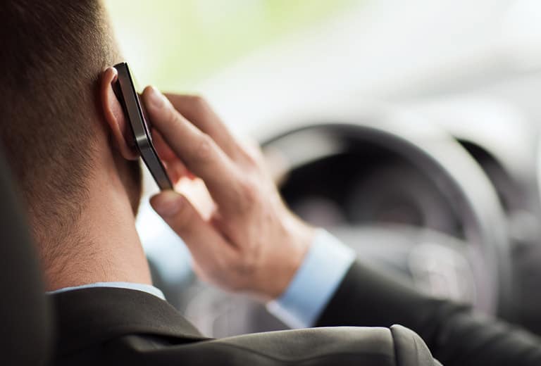 ¿Por qué está prohibido usar el móvil mientras se conduce?