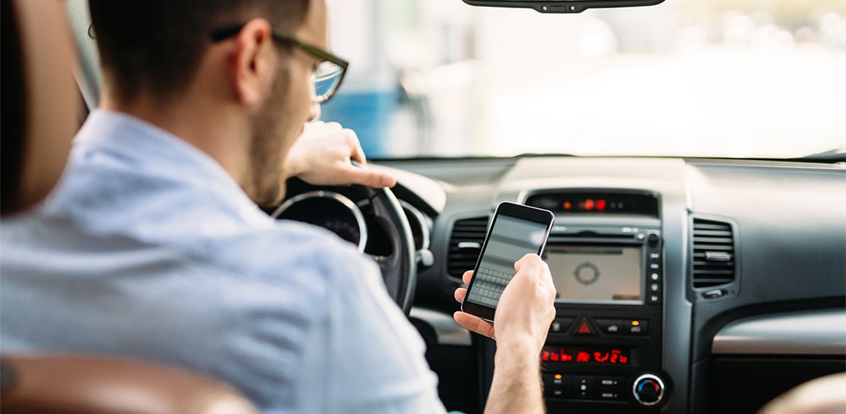 Cuando nos movemos en coche es importante llevar con nosotros un teléfono móvil por si nos surge algún imprevisto, sin embargo, este debe estar bien guardado y preferiblemente en silencio para no distraernos durante la conducción.