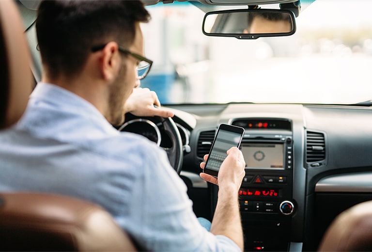 Conoce las razones para no usar el móvil al volante