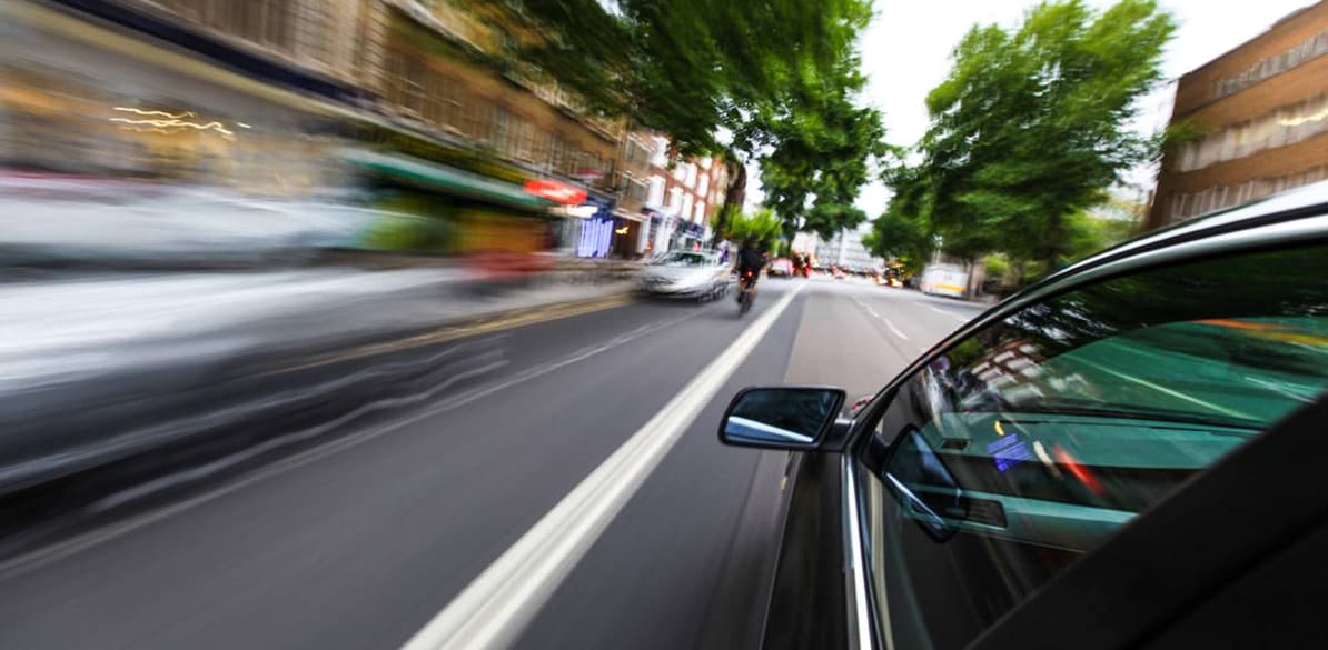 La velocidad excesiva o inadecuada es uno de los causantes de accidentes de tráfico.