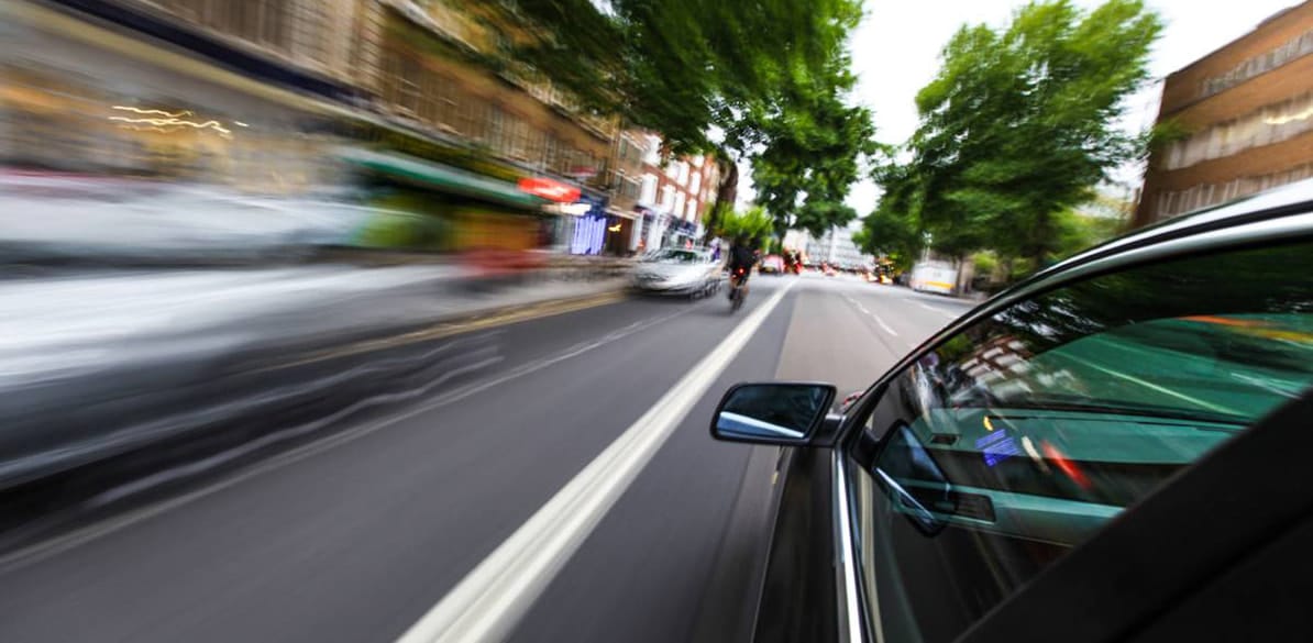 La velocidad excesiva o inadecuada es uno de los causantes de accidentes de tráfico.