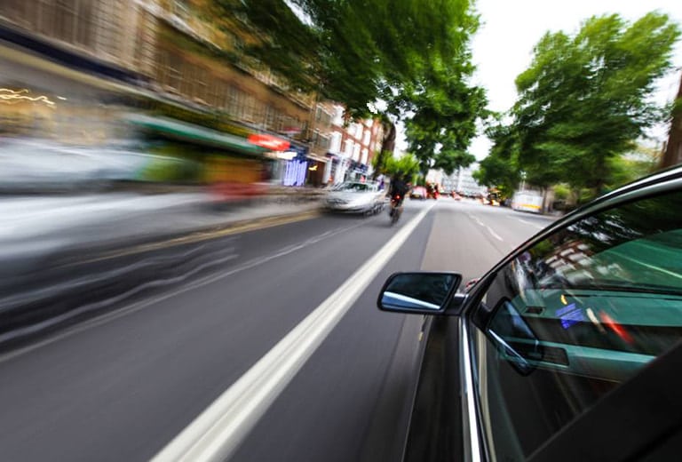 Medidas para controlar y reducir la velocidad al volante