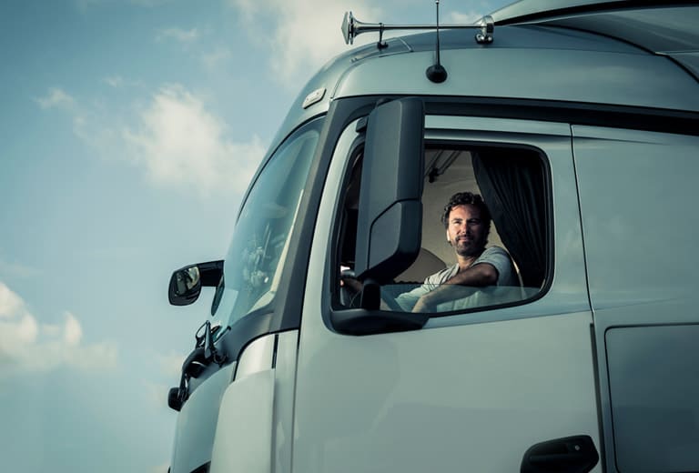 ¿Qué requisitos se deben cumplir para conducir un camión?