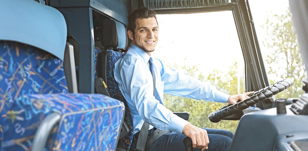 Requisitos mínimos que debe cumplir el conductor de transporte escolar En este artículo abordamos las cualidades y requisitos mínimos con los que debe contar un conductor de autobús escolar.