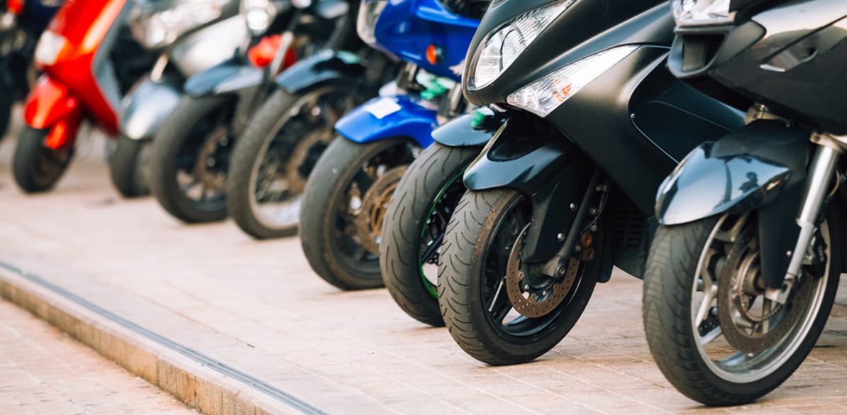 ¿Cuáles son los riesgos laborales del trabajador motorista? ¿Ofrece la misma seguridad ir en moto que ir en coche? Lo cierto es que no. Y es que en la moto no hay más chasis que nuestro cuerpo.